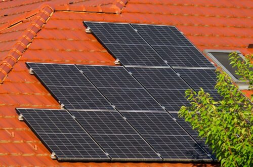 Een klant die nadenkt over de impact van het faillissement van Autarco op zonnepanelen en energie-oplossingen.