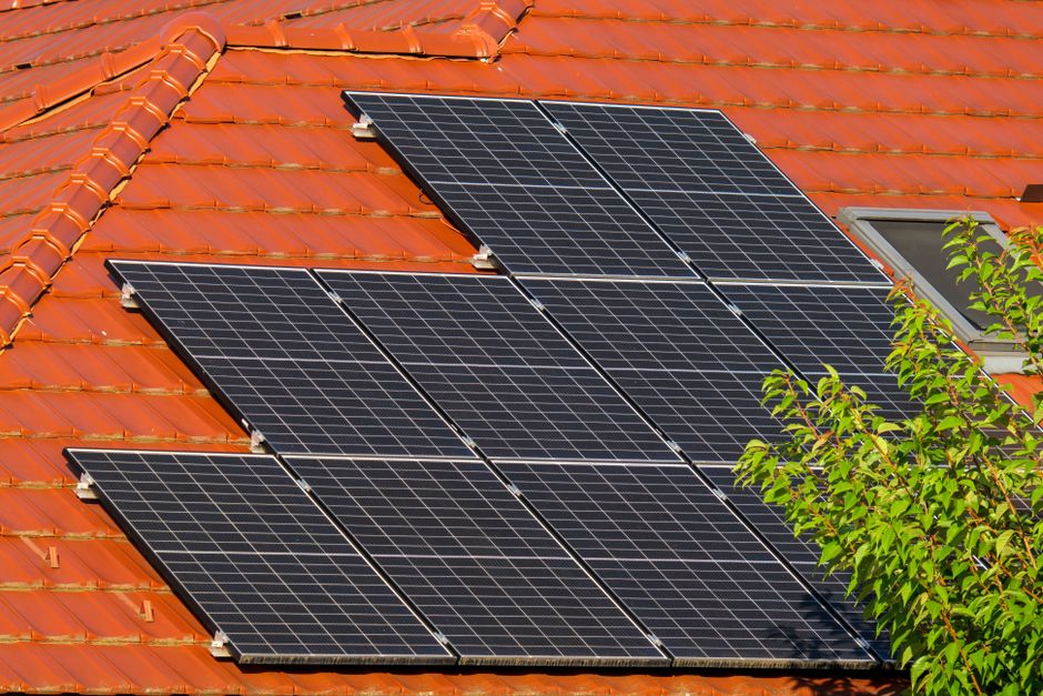 Een klant die nadenkt over de impact van het faillissement van Autarco op zonnepanelen en energie-oplossingen.