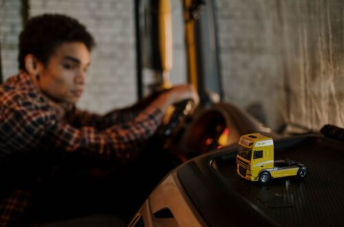 Een vrachtwagen interieur met luxe Deense pluche stof voor comfort en stijl.
