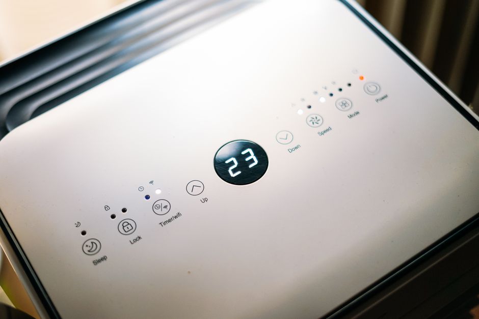 Een elektrische vochtvreter in een schuur voor betere luchtkwaliteit en het voorkomen van schimmelvorming.